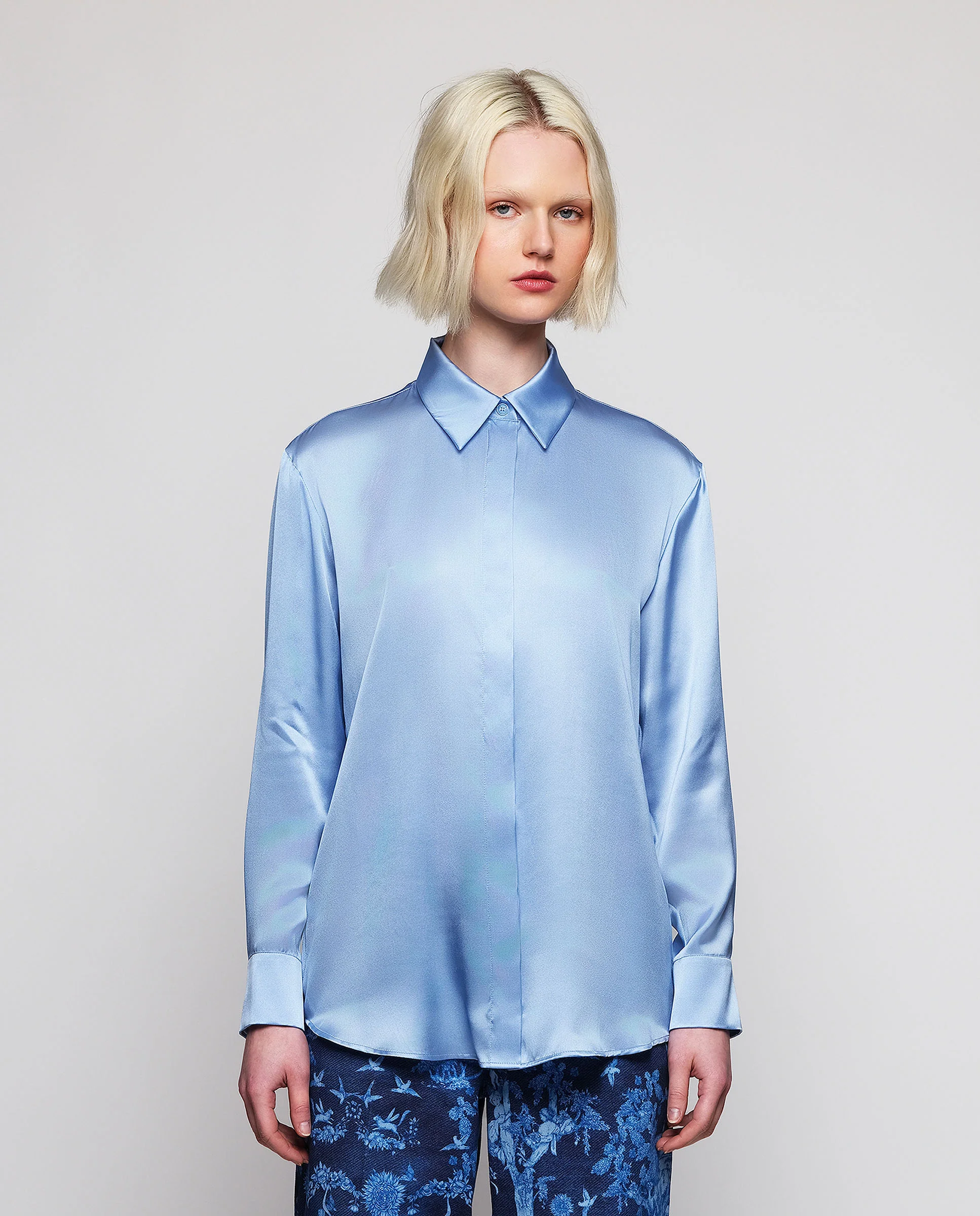 Blusa azul de seda